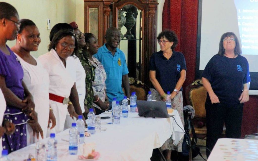 Les spécialistes des traumatismes psychologiques d'IsraAID Hela Yaniv (à gauche) et Sheri Oz lors d'une session de soutien en Sierra Leone en octobre 2014 (Crédit : Autorisation IsraAID/JTA)
