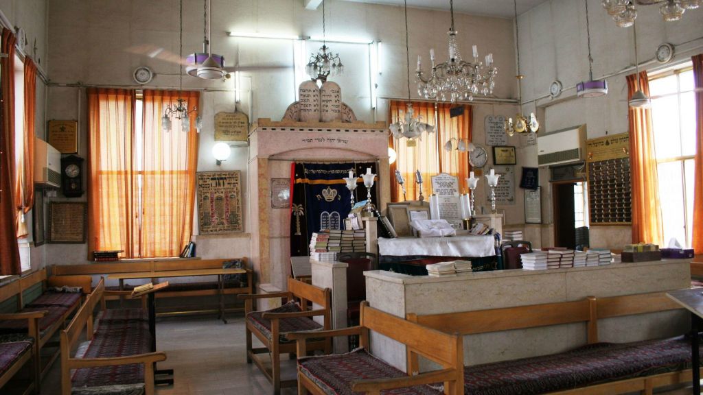 L'intérieur de la synagogue Urfali (Crédit : Shmuel Bar-Am)