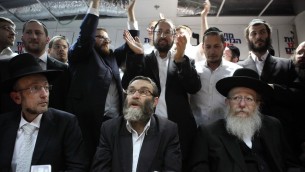 Moshe Gafni (centre) et Yaakov Litzman (droite) en janvier 2013 (Crédit : Yaakov Naumi/Flash 90)