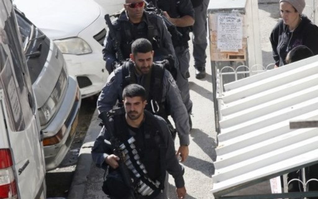 La police israélienne et des secouristes en dehors de la synagogue Kehilat Yaakov à Jérusalem après une attaque terroriste il le 18 Novembre, 2014. (Crédit : Yonatan Sindler / FLASH90)