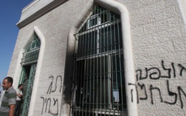Une mosquée à Ramallah cible de tag anti-arabes perpétrés par le groupe extrémiste "Prix à payer". (Crédit : Flash 90)