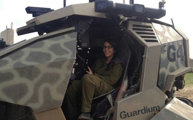 Pvt. Krispin mai dans un véhicule terrestre sans pilote Mark I (Crédit : Mitch Ginsburg / Times of Israël)