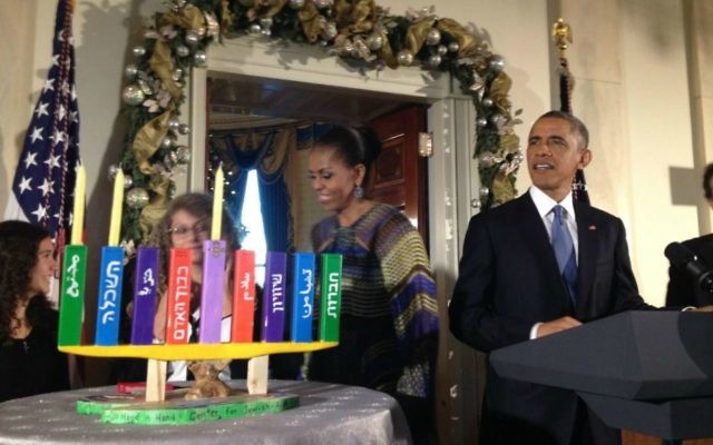 Président Obama, la Première Dame Michelle Obama et les élèves de Max Rayne vont allumer le menorah de Hanoukka faite par les classes de l'école et éclairée à la fête de la Maison Blanche de Hanoukka, le 17 décembre, 2014. (Crédit : Carole Zawatsky)