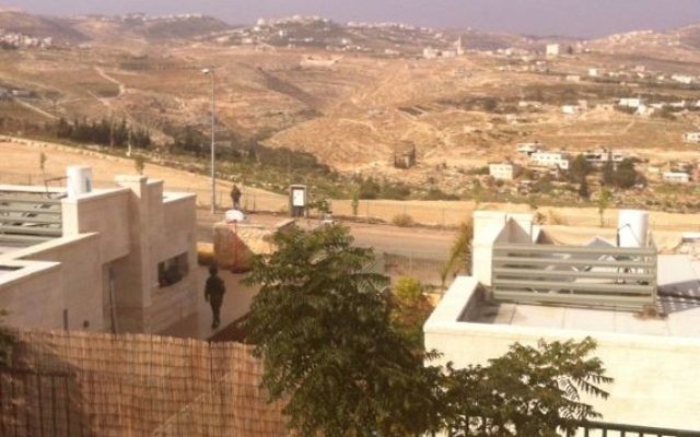Les forces de sécurité patrouillant à Tekoa après que deux hommes armés palestiniens avec un couteau ont été détenus en dehors de la communauté, le 9 décembre, 2014. (Crédit : Times of Israël)