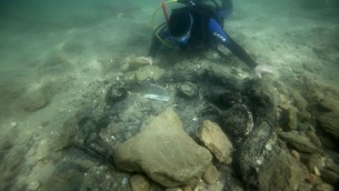 Excavation d'un puits de la période du Néolithique nouvellement creusé à Kfar Samir (Crédit : Dr Jonathan Benjamin et Dr Ehud Galili, Université de Haïfa et de l'Autorité des Antiquités d'Israël)