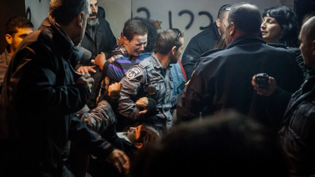Affrontement entre les habitants de Givat Amal et la police le 29 Décembre 2014 (Crédit : Amir LeviFlash90)