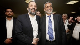 Aryeh Deri (à gauche) et Eli Yishai (Crédit : Miriam Alster/Flash90)