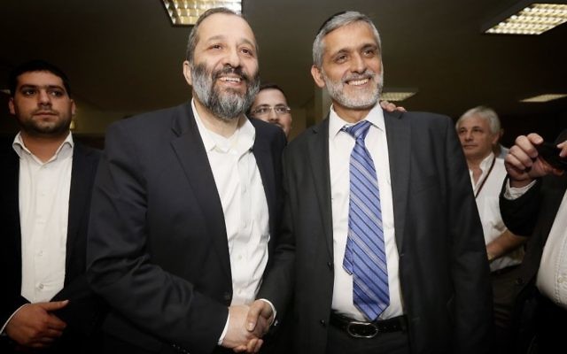 Aryeh Deri (à gauche) et Eli Yishai (Crédit : Miriam Alster/Flash90)