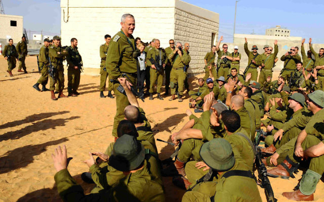 Benny Gantz s'adressant aux soldats réservistes du camp d'entrainement de Tzeelim  (Crédit : IDF Spokesperson's Office/Flash90)