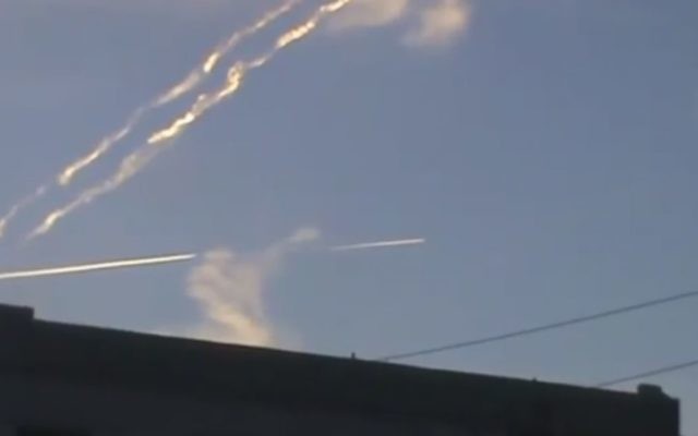 Capture d'écran d'une vidéo montrant les frappes aériennes supposément israéliennes en Syrie le 7 décembre 2014 (Crédit : YouTube)