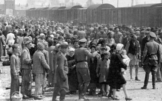 Des juifs hongrois sur la Judenrampe (la rampe à Juif) après être descendus des trains pour Auschwitz-Birkenau, en mai 1944. (Crédit : album photo d'Auschwitz)