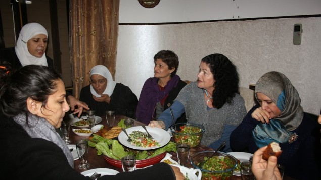 Des Juives et des Arabes lors d'un cours de cuisine organisé par Givat Haviva (Crédit : Autorisation Givat Haviva)