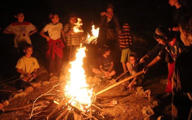 Des enfants juifs réunis autour du feu pour la fête de Lag BaOmer à Jérusalem (Crédit : Yossi Zamir/Flash90)