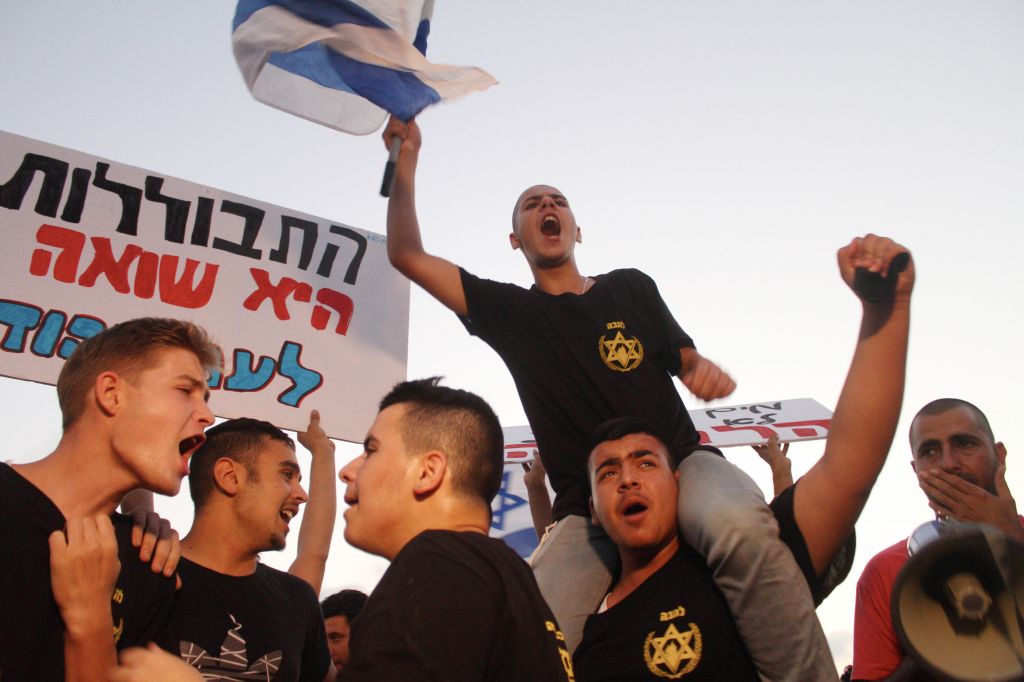 Des manifestants de Lehava près de Tel Aviv le17 août 2014 (Crédit : Flash 90)