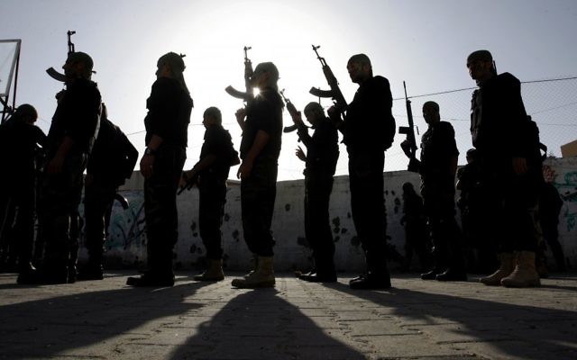 Des écoliers palestiniens participant à une parade militaire organisée par le Hamas dans la ville de Rafah dans le sud de Gaza le 27 février 2014 (Crédit : Abed Rahim Khatib/Flash90)