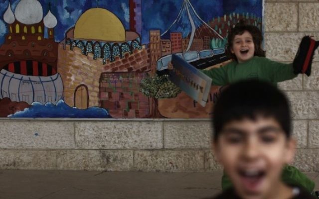 Des élèves arabe et israélien à l'école bilingue Max Rayne de Hand in Hand à Jérusalem, photo prise le 14 février 2012 (Crédit : Kobi Gideon/Flash90)