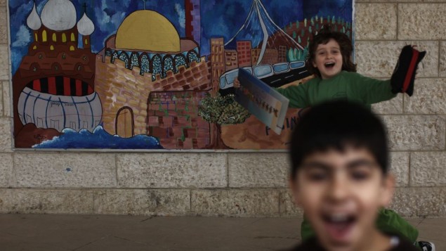 Des élèves arabe et israélien à l'école bilingue Max Rayne de Hand in Hand à Jérusalem, photo prise la 14 février 2012 (Crédit : Kobi Gideon/Flash90)