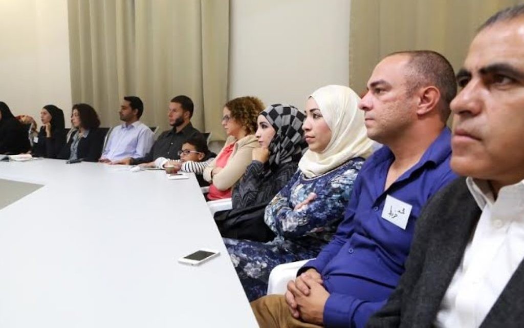 Des étudiants arabes assistant à la cérémonie de remise des diplômes d'une formation proposée par l'Abraham Funds Initiatives (Crédit : Autorisation de l'Abraham Funds Initiatives)