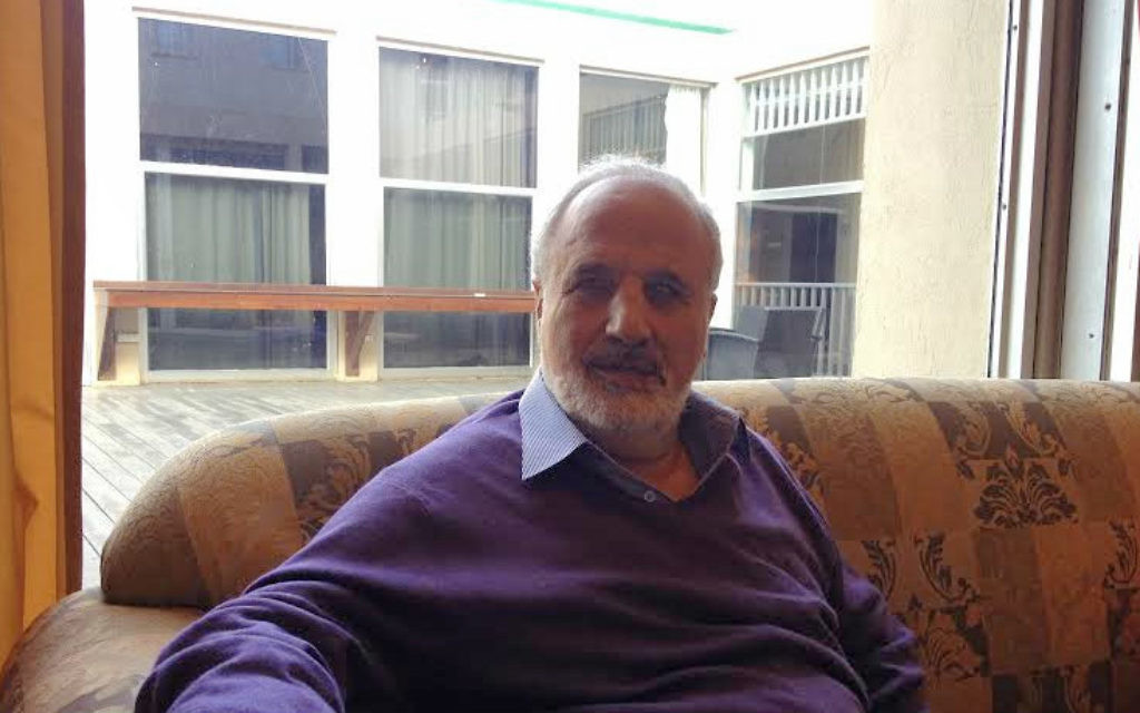 Eretz Biton, un célèbre poète israélien au Sharon Hotel à Herzliya le 19 novembre 2014 (Crédit : Mitch Ginsburg/Times of Israel)