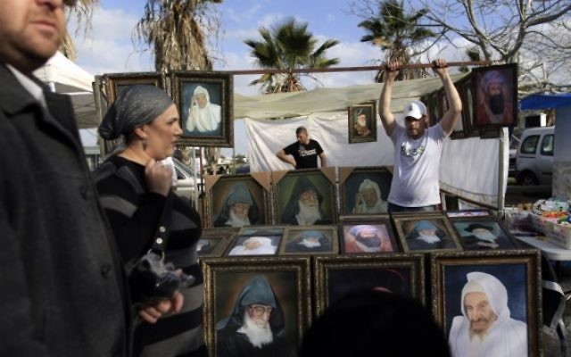 Un vendeur vend des photos pendant le pèlerinage annuel à la tombe du Rabbi Abou Hassira en 2012 (Crédit : Tsafrir Abayov / Flash90)