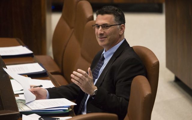 L'ancien ministre de l'Intérieur Gideon Saar à la Knesset, le 23 décembre 2013 (Crédit : Flash90)