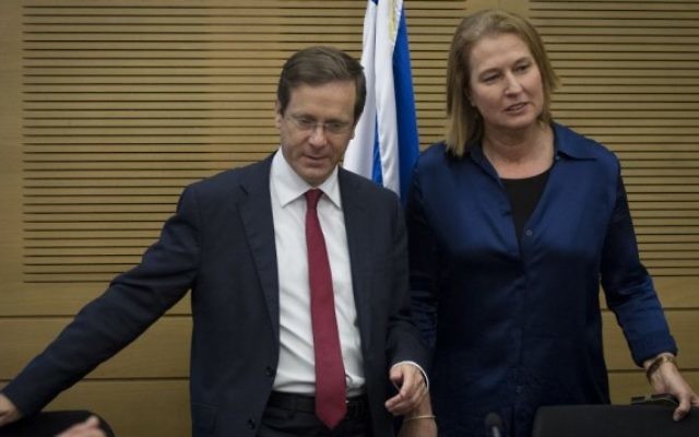 Tzipi Livni et le chef de l'opposition Isaac Herzog à la Knesset le 12 novembre, 2014. (Crédit : Miriam Alster / FLASH90)