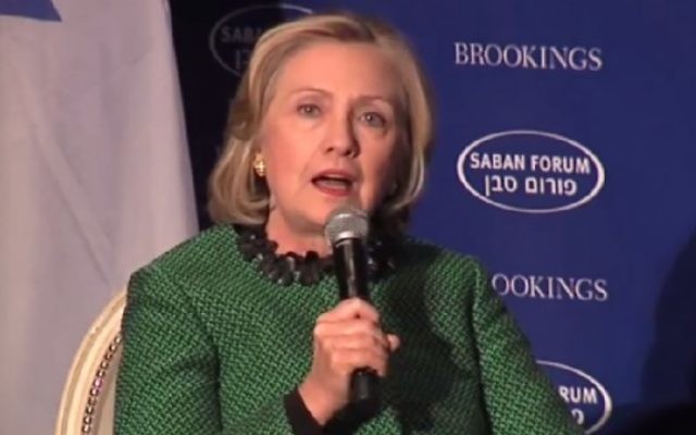 Hillary Clinton au forum de Saban à Washington le 5 décembre (Crédit : capture d'écran YouTube)