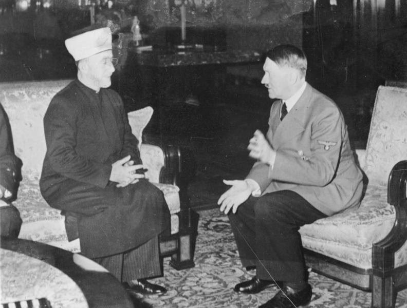Hitler et le Mufti en 1941 (Crédit : Heinrich Hoffmann Collection/Wikipedia)