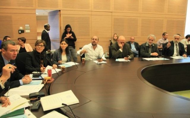 Les membres de la Commission des finances de la Knesset approuvent le projet de dissolution lundi 8 décembre. (Crédit : Bureau du porte-parole de la Knesset)