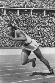 Jesse Owens au départ du sprint de 200 metres en 1936 aux Jeux olympiques de Berlin (Crédit : Wikipedia)