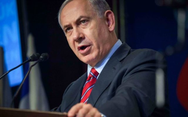 Le Premier ministre Benjamin Netanyahu le 17 décembre 2014 lors d'une conférence de presse (Crédit : Emil Salman/POOL/FLASH90)