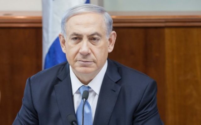 Le Premier ministre Benjamin Netanyahu lors de la réunion hebdomadaire du cabinet le 21 décembre 2014 (Crédit : Emil Salman/Pool)