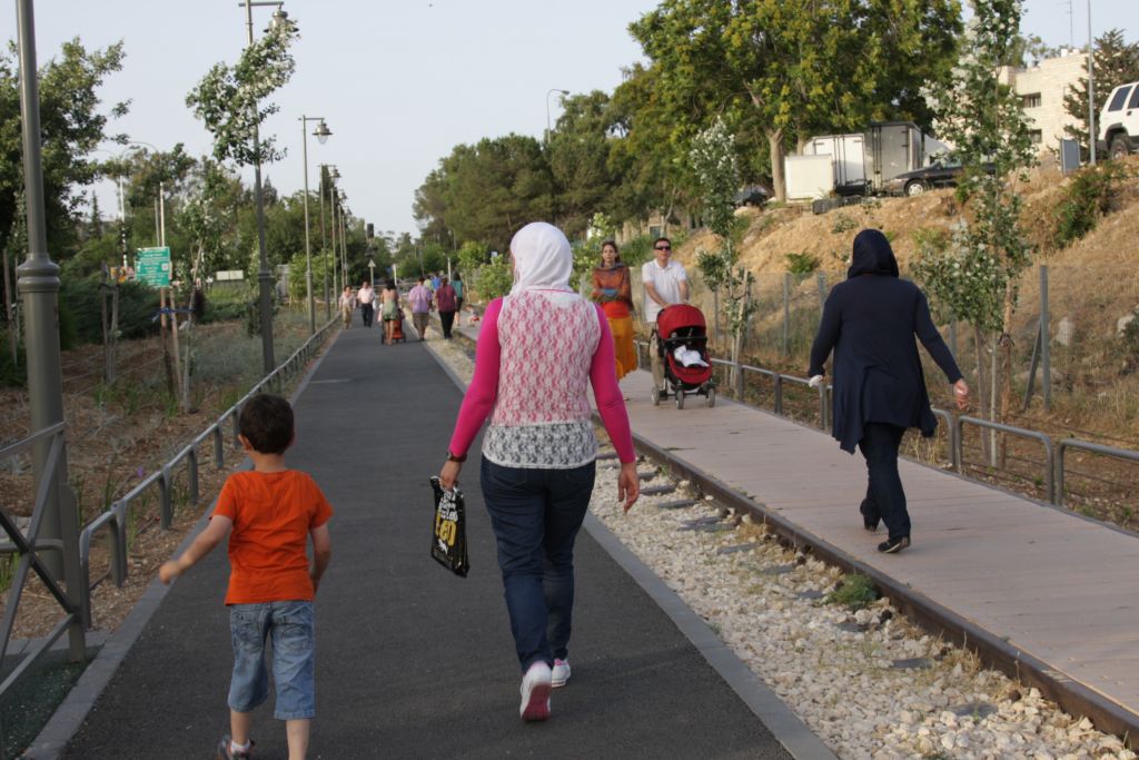 Le Railway Park de Jérusalem, parfait pour les joggers, les vélos, les fauteuils roulants et les promeneurs (Crédit : Shmuel Bar-Am)
