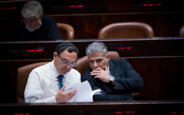 Le député Yesh Atid, Shai Piron, avec l'ex-ministre des Finances, Yair Lapid à la Knesset le 26 novembre 2014 (Crédit : Miriam Alster/Flash90)