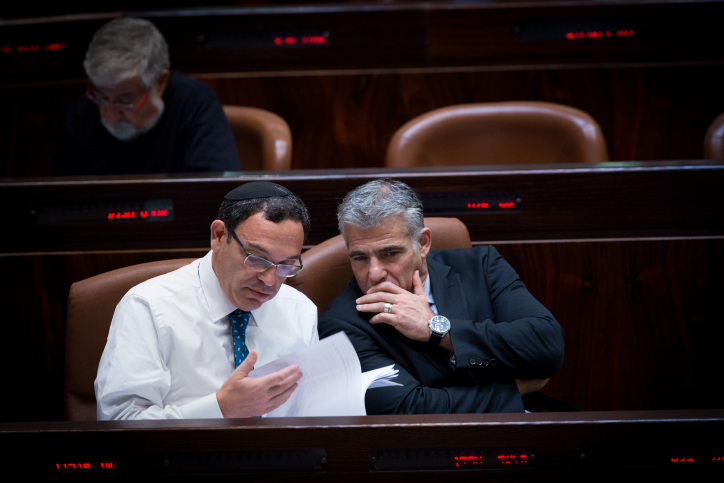 Le député Yesh Atid, Shai Piron, avec l'ex-ministre des Finances, Yair Lapid à la Knesset le 26 novembre 2014 (Crédit : Miriam Alster/Flash90)