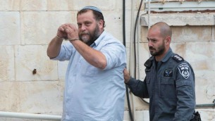 Le président de Lehava, Benzi Gopstein, amené à la cour de Jérusalem, le 16 décembre 2014. (Crédit : Yonathan Sindel/Flash90)