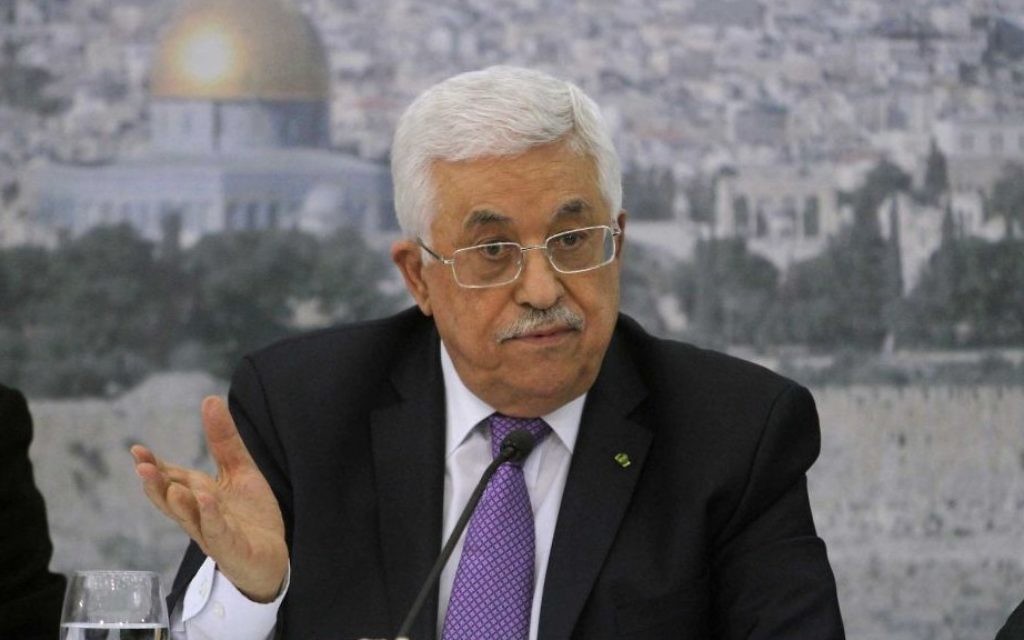 Le président de l'Autorité palestinienne dans son bureau à Ramallah (Crédit : Issam Rimawi/Flash90)