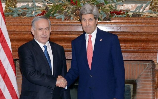 John Kerry, alors secrétaire d'Etat américain, et le Premier ministre Benjamin Netanyahu à Rome, le 15 décembre 2014. (Crédit : Amos Ben Gershom/GPOFlash90)
