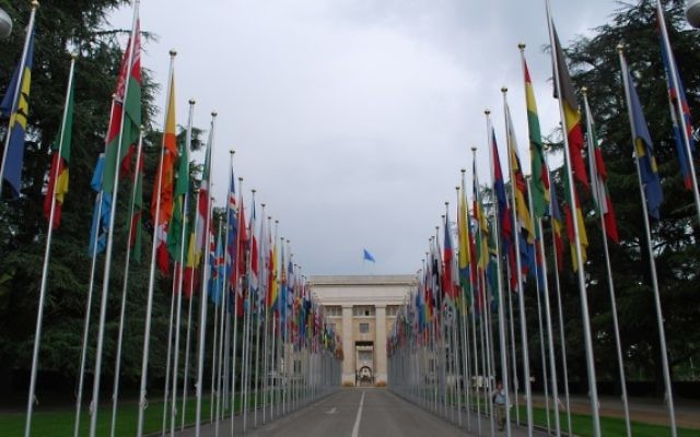 Les drapeaux devant le Palais des Nations de l'ONU à Genève (Crédit : CC BY kevingessner/Flickr)