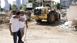 Les habitants de Givat Amal expulsés le 21 Septembre 2014 (Crédit : Tomer Neuberg/Flash90)