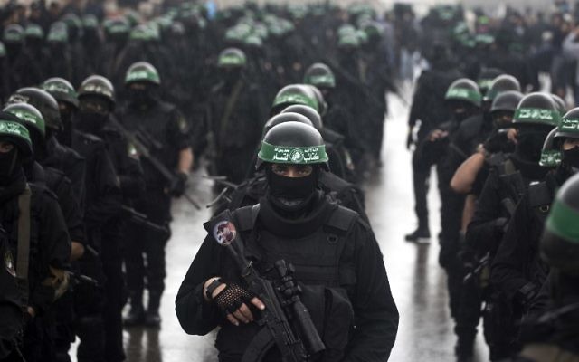 Les membres de la brigade Al-Qassam, participant au défilé marquant les 27ème de la création du mouvement islamiste le 14 décembre à Gaza (Crédit : AFP/Mahmud Hams)