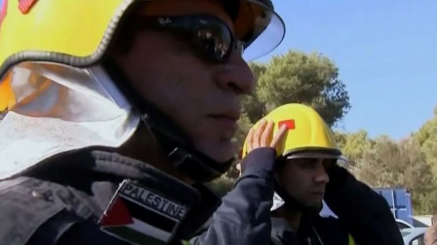 Les pompiers palestiniens arrivant sur les lieux de l'incendie en 2010 (Crédit : autorisation de la production de Firelines)
