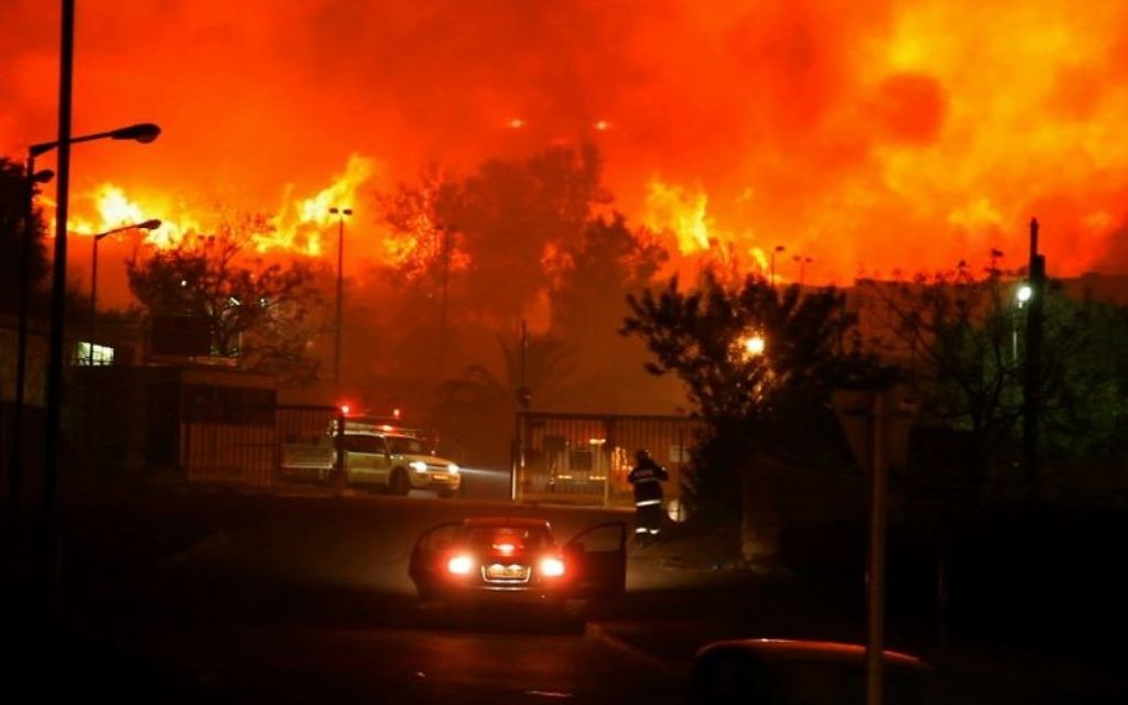 L'incendie du Carmel, pendant la période de Hanoukka en 2010 (Crédit : Autorisation de la production de Fierelines)