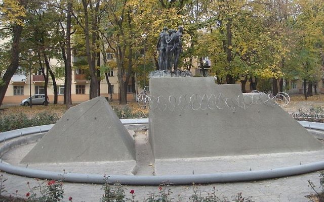 Monument de commémoration pour les victimes de l'Holocauste d'Odessa en Ukraine (Crédit : HOBOPOCC/Wikimedia Commons/File)