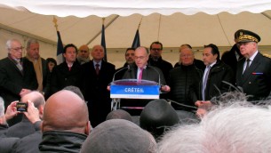 Le ministre de l'Intérieur Bernard Cazeneuve à Créteil  -  7 décembre 2014 (Crédit : Henri Bettan/Times of Israel)