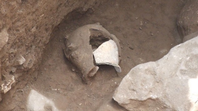 Un pot en argile de l'ère Chalcolithique period sur le site d'Ein Zippori (Crédit : Autorisation de l'Autorité israélienne des antiquité)