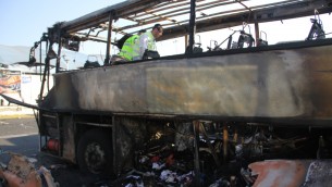 Une équipe examine les restes du bus bombardé supposément par le Hezbollah en juillet 2012 (Crédit : Dano Monkotovic/Flash90/JTA)