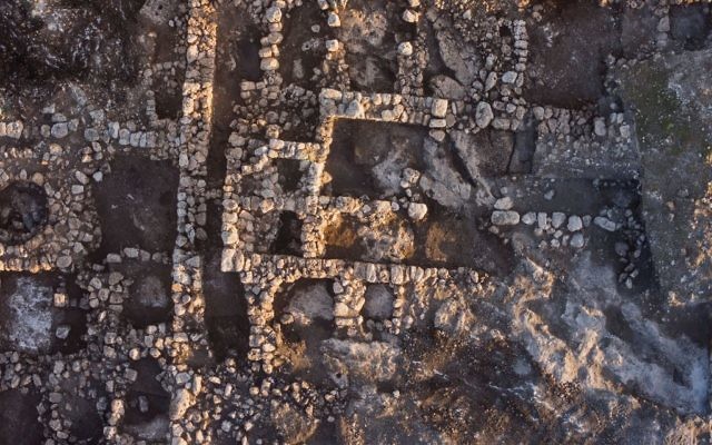 Vue aérienne de la ferme près de Rosh Haayin en 2014 (Crédit : Skyview Compagny, Autorisation de l'Autorité israélienne des antiquités)