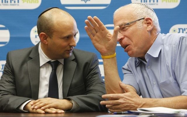 Naftali Bennett (à gauche),  avec le ministre Uri Ariel lors d'une réunion à la Knesset le 28 décembre 2013 (Crédit photo: Miriam Alster/Flash90)