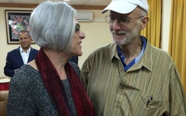 Cette photo provient du bureau du compte Twitter du sénateur américain Jeff Flake. Elle montre Alan Gross et son épouse Judith avant de quitter Cuba le 17 décembre, 2014. (Crédit : AFP PHOTO / Jeff Flake / DOCUMENT)